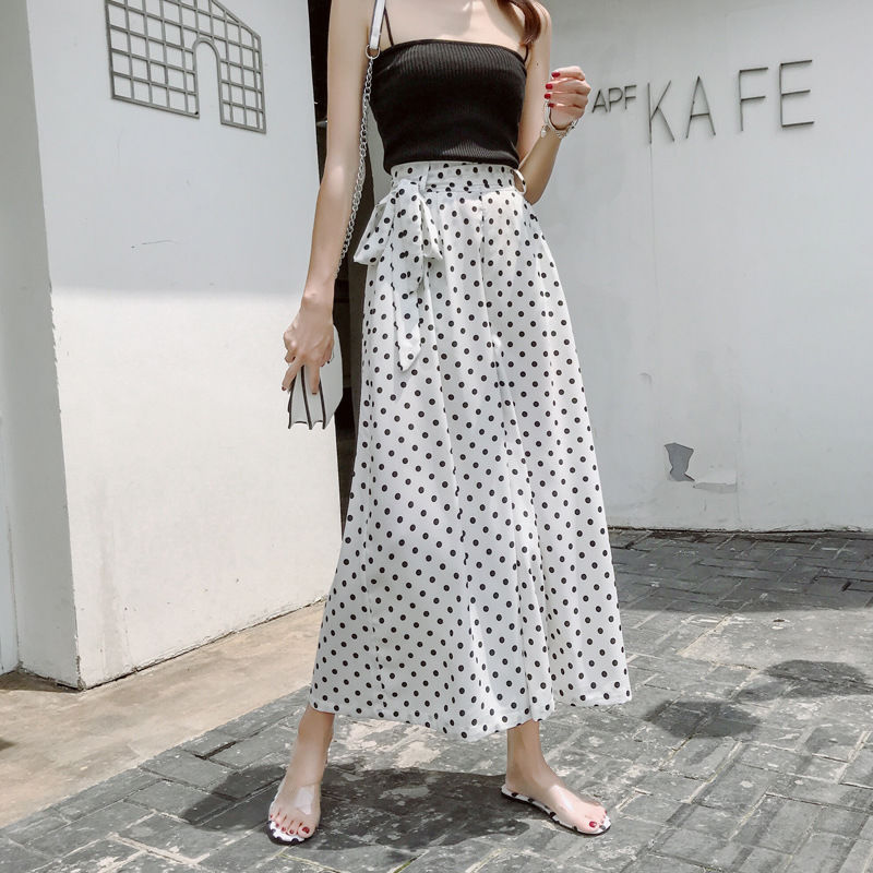 穿裙子很多时候都不方便，还是这种裤裙好，比裙子还美也不怕走光