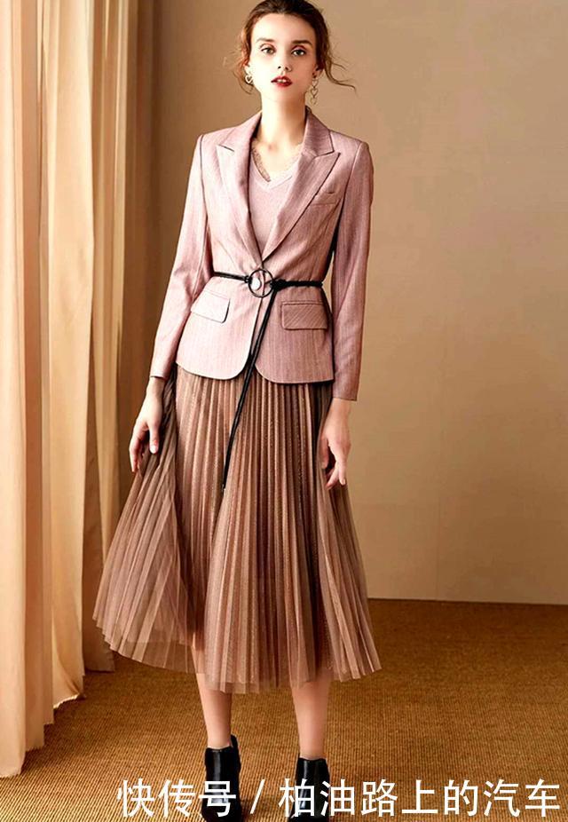 #粉色的服饰#春季必备粉色,大龄女也能够穿搭,不仅很减龄又充满少女感