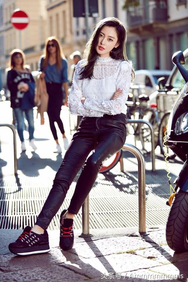 张天爱的漫画腿比超模还美，白的都反光！