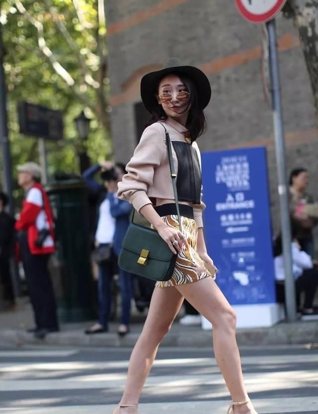  #上搭配一#女性搭配高跟鞋，彰显出婀娜多姿的身材