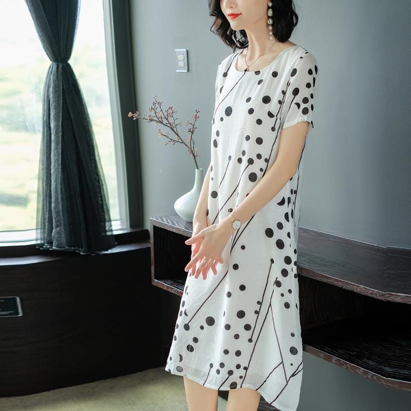 火爆夏季的波点裙，70后阿姨穿上身也毫无违和感，显得人更美