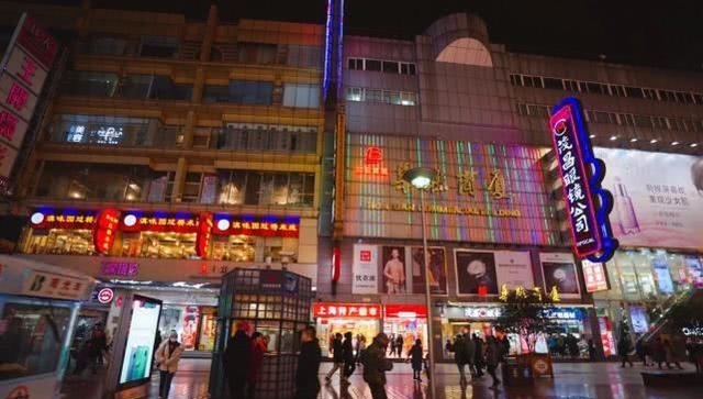上海最著名的步行街,常年人满为患,上海人却表示:外地人才会去