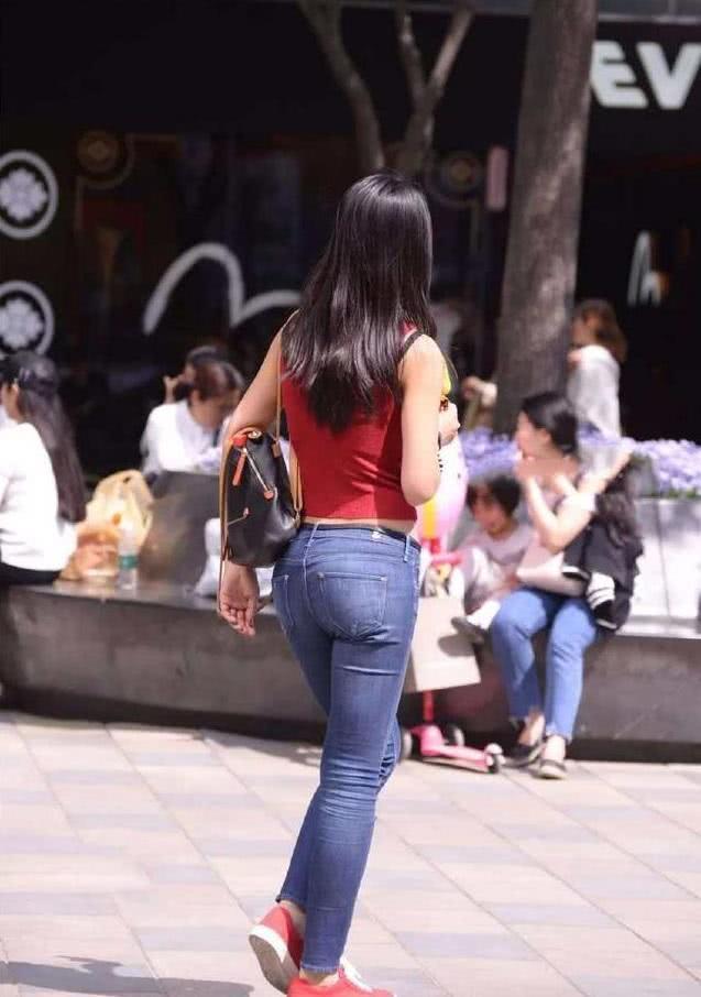 气质小姐姐修身T恤搭配紧身牛仔裤，时尚的穿搭，尽显成熟女人味