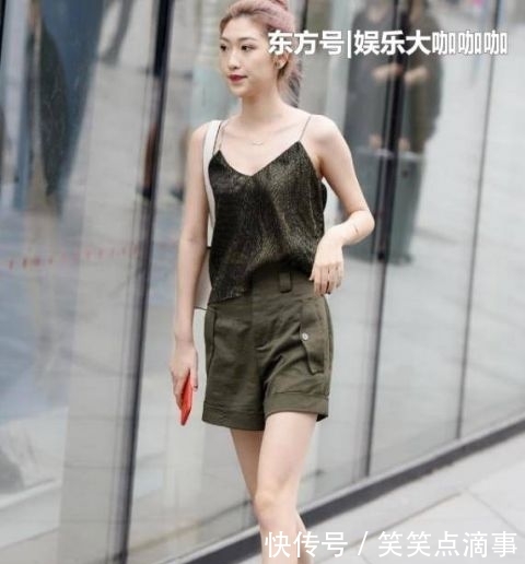  『美女』街拍：般般入画的小姐姐，一条红色背心配白色长裙，时尚优雅大方