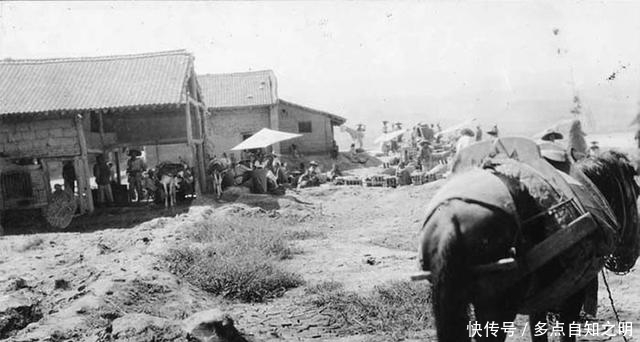 村庄：百年前北方农村老照片：房屋破败道路泥泞，农民穿粗布衣