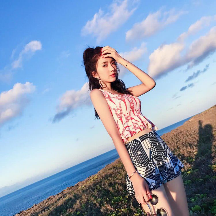 炎炎夏日!美丽性感的小姐姐身穿泳衣展现出十足的小韵味!