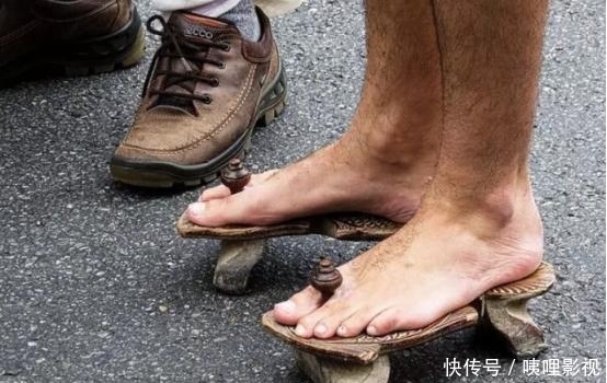 拖鞋:扔掉不透气的厚鞋子,和时髦精一起穿拖鞋出门,舒适又抢镜