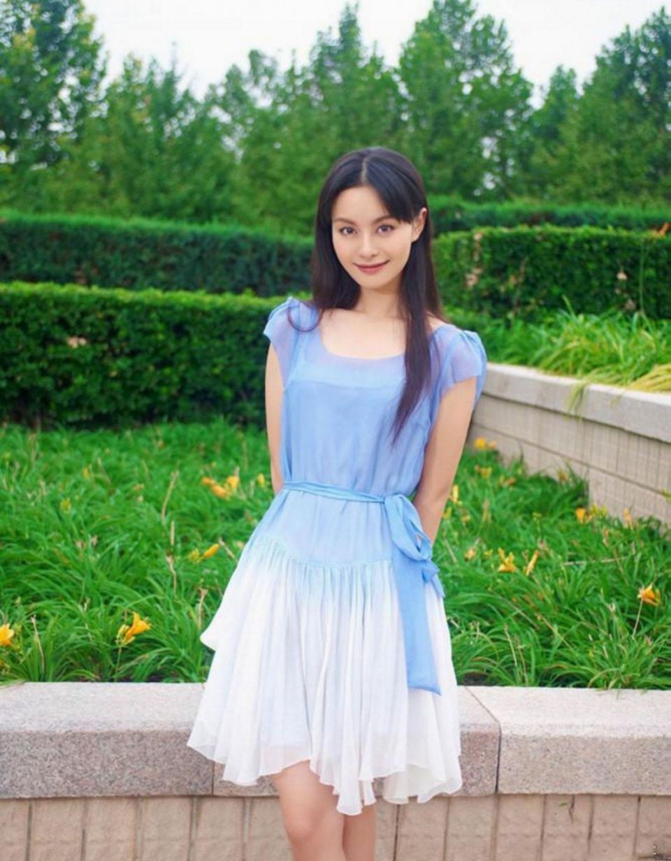 美女摄影：蓝裙美女，长发及腰