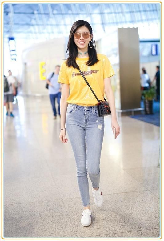 奚梦瑶再现机场,终于在吊带衫外套了件外套,网友:还不如不穿!