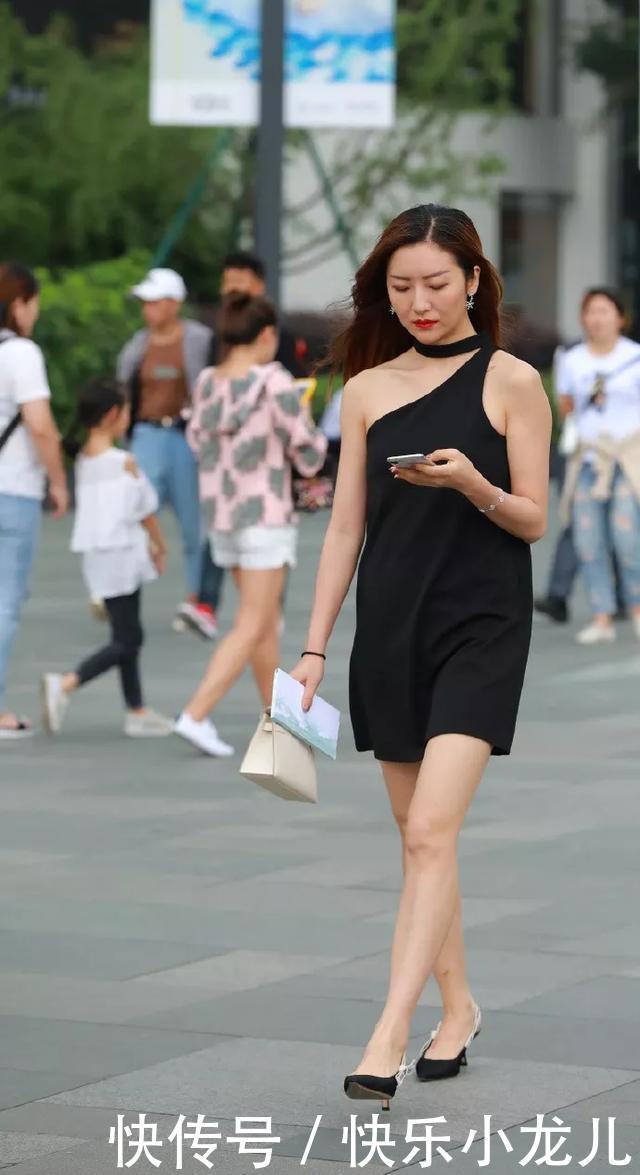 『连衣裙』街拍:美女一字带的高跟凉鞋,走路的姿态也会随之变得更加的迷人