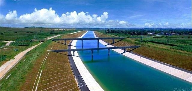 南水北调沿途的“蒸发与损失”严重，为何当初不采用管道运输呢？