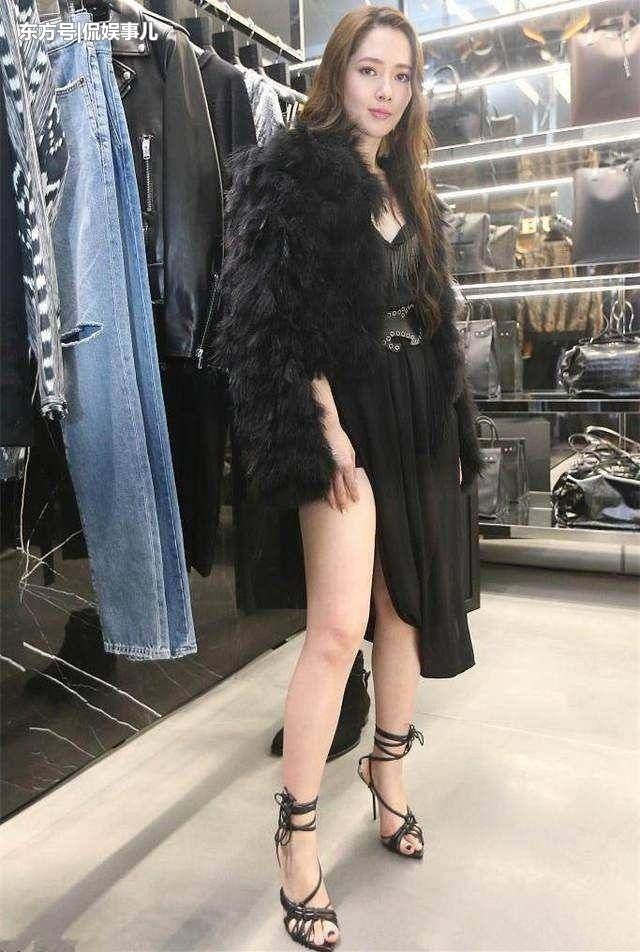 郭碧婷豁出去了!为秀长腿不慎露出内裤，网友:别遮了都看光了!