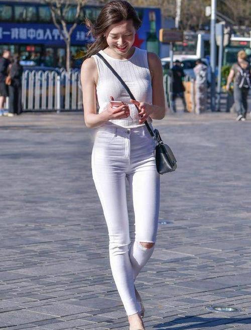 路人街拍，小姐姐穿露脐装配紧身裤，秀出女性娇柔美丽，十分养眼
