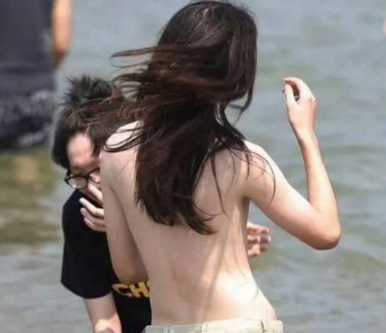 沙滩上偶遇一位美女，上身竟一丝不挂，走到她前面众人却傻了眼！