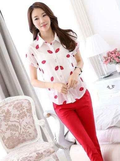 街拍：紧身裤穿在美女身上，充满青春活力