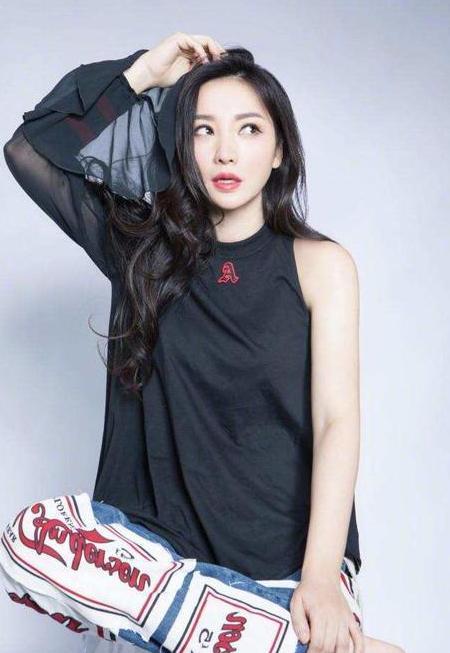 柳岩最新近照，T恤搭破洞裤难掩好身材，藏住事业线却藏不住曲线