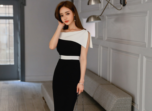 女神孙允珠，夜来香花萝翻领收腰撞彩衣裙