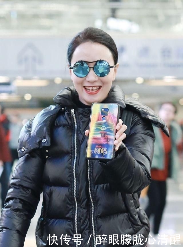 『 徐峥』把行李箱当马骑,长相像爸爸徐峥很俏皮,陶虹女儿罕见正脸曝光