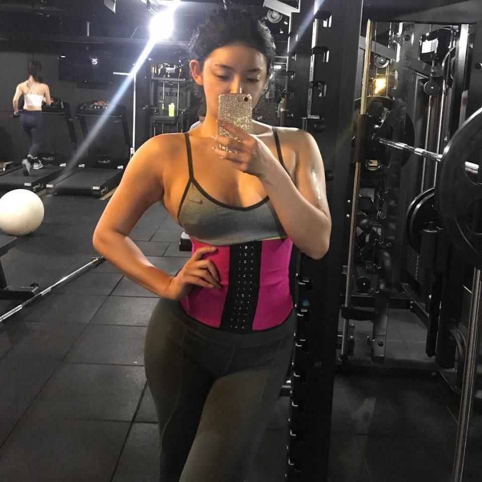 她比明星有气质，比其他女神还要辣，健身前后对比照说明了作用!