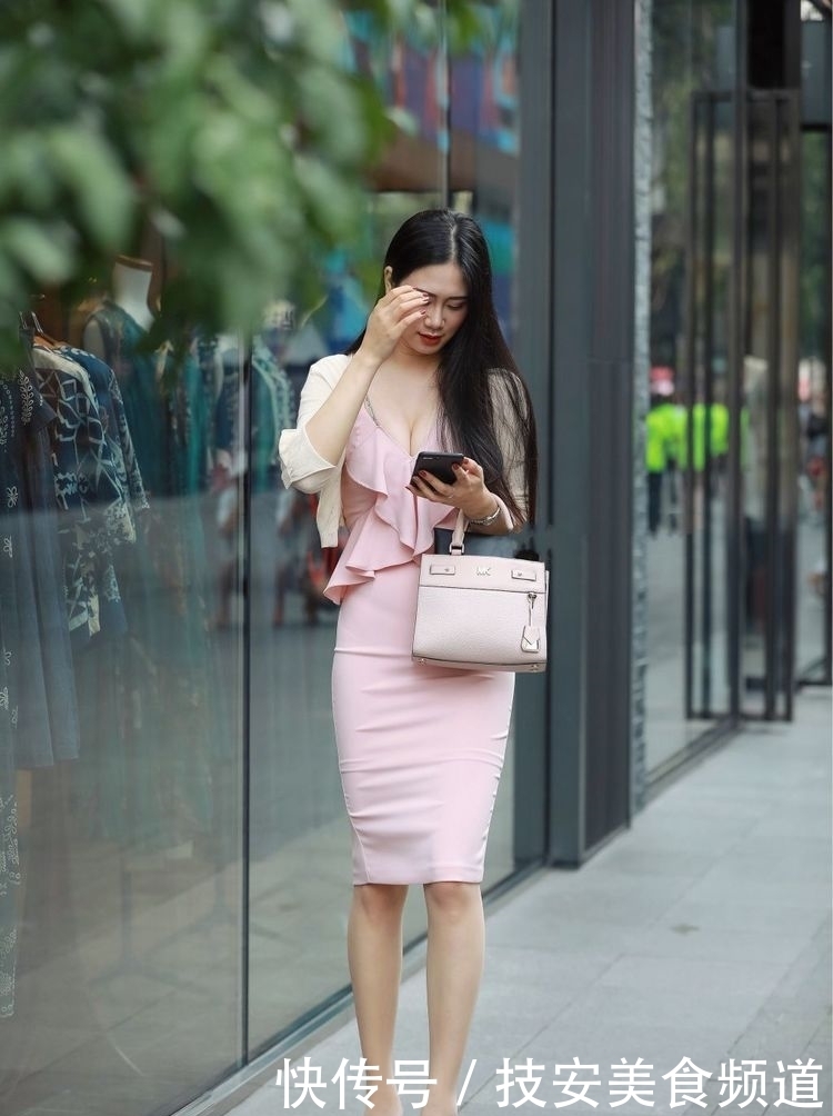  [精致]美女身材姣好，面容精致，这样的小姐姐好可爱