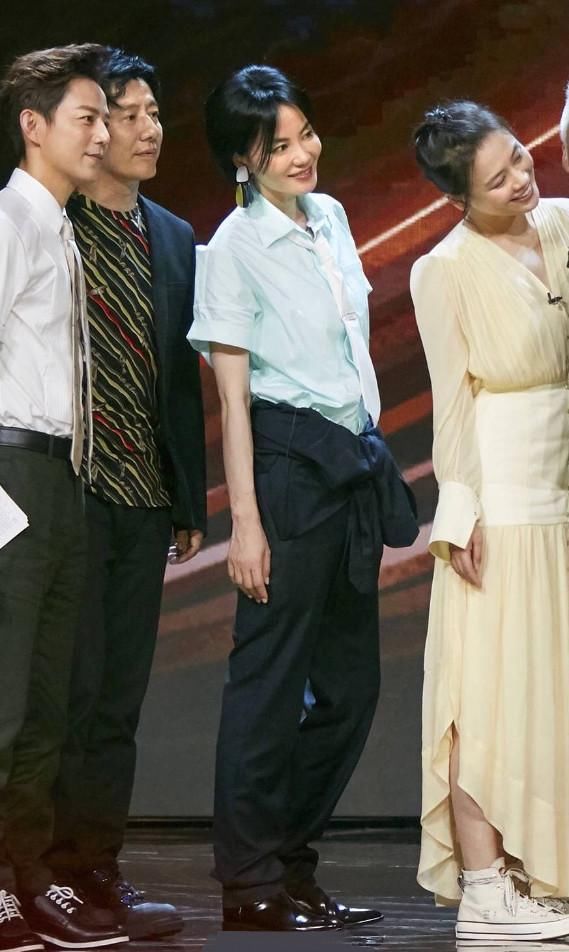 王菲裤头像衬衫，都48岁了像个小姑娘似的，谢霆锋你怎么看?