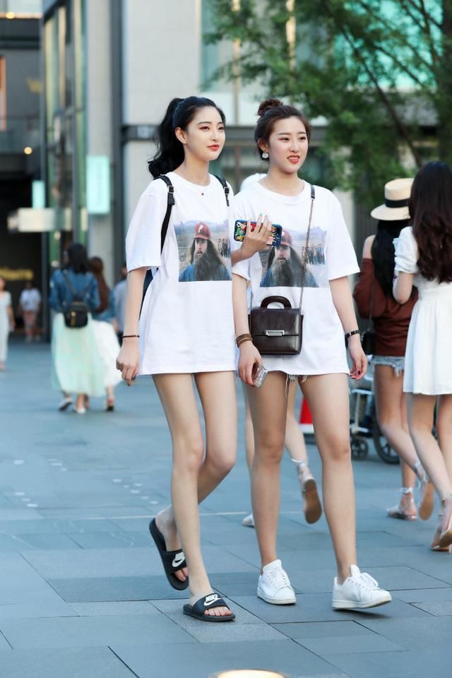 广州街拍 女神范儿穿紧身衣、一字肩+热裤 尽显万般风情 性感撩人