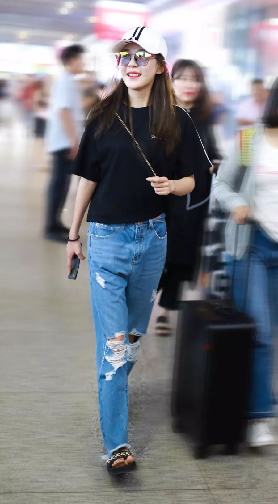 李金铭的玩后背消失却搭了件裹胸，网友:没超模的胆不如不穿!