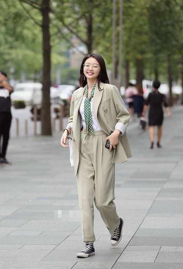 街拍：穿衣越来越没有底线了？图五热裤短到极致，图六直接不穿！