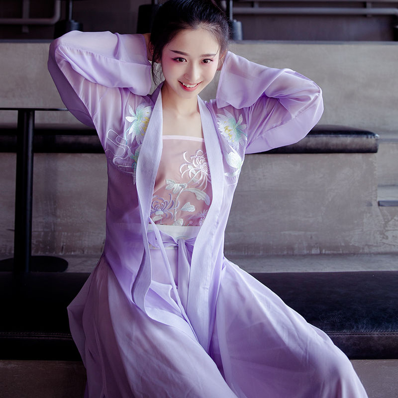 一款唯美至极的改良汉服，穿在身上非常清新甜美，尽显少女情怀