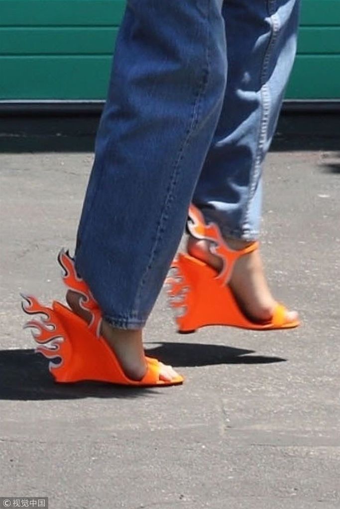 这是要上天！肯达尔詹娜脚踩“火烧云”霸气外露  穿赛车装秀平胸