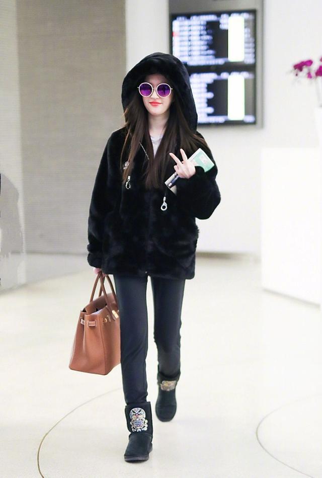 刘亦菲瘦了真敢穿，下身只穿健美裤，看完未修图想问宋承宪咋想的