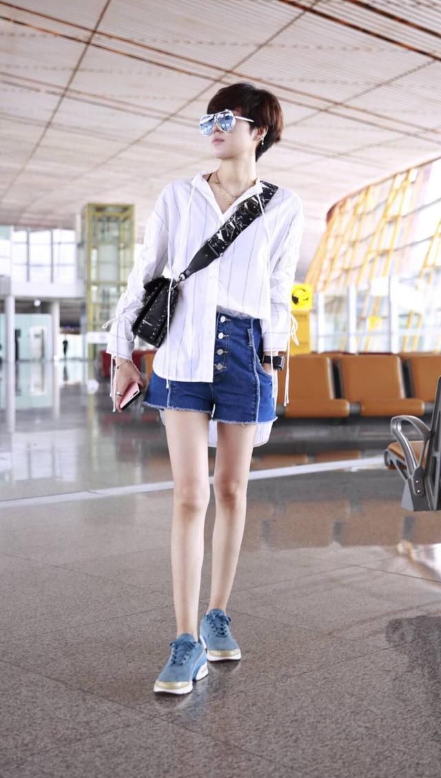 这样穿衬衫的郁可唯，我只想要说一句，可真接地气