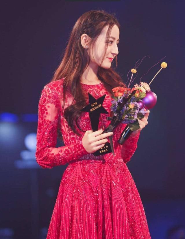 古力娜扎长发飘飘，堪比网红脸，网友惊呼差点看成迪丽热巴