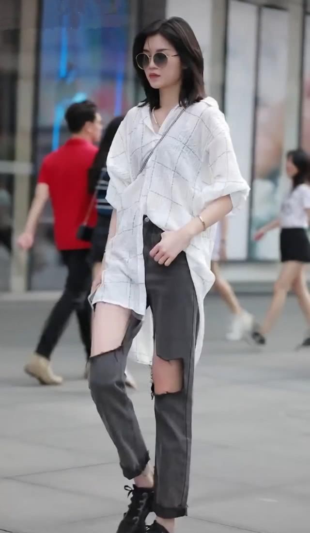  【破洞】小姐姐的破洞裤哪捡的？破洞像是用铲子刮破的，但显瘦效果绝了！