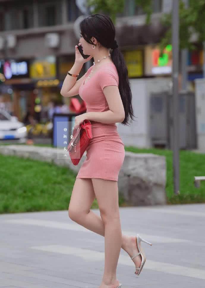街拍：穿着紧身短裤优雅的小姐姐，曼妙苗条妩媚光鲜。