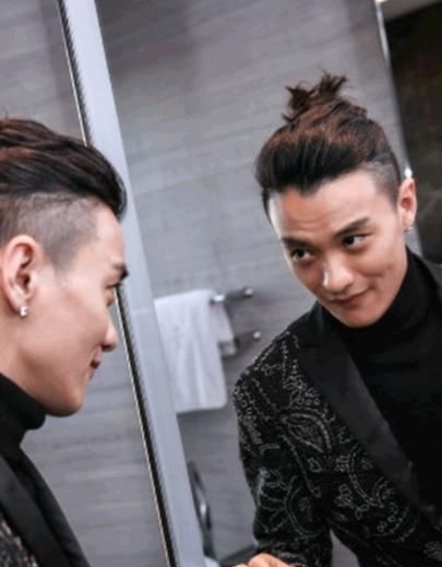 「发型就」男生背头发型之如何展现你放纵不羁的时尚魅力