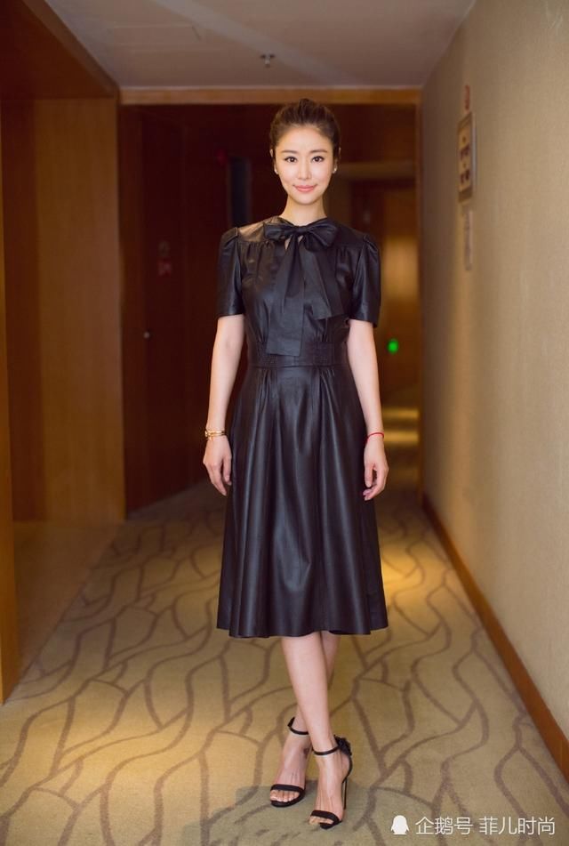 林心如出席活动，裙子下穿小黑裤居然不丑，网友：42岁就该这样穿