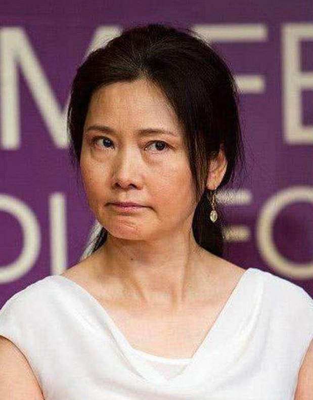 当55岁何赛飞遇见55岁关之琳，网友:与其硬撑不如自然老去!