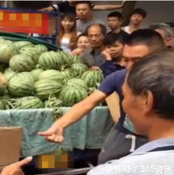  【划拳】男子西瓜卖不掉，突发奇想用出这招，一车西瓜瞬间被抢