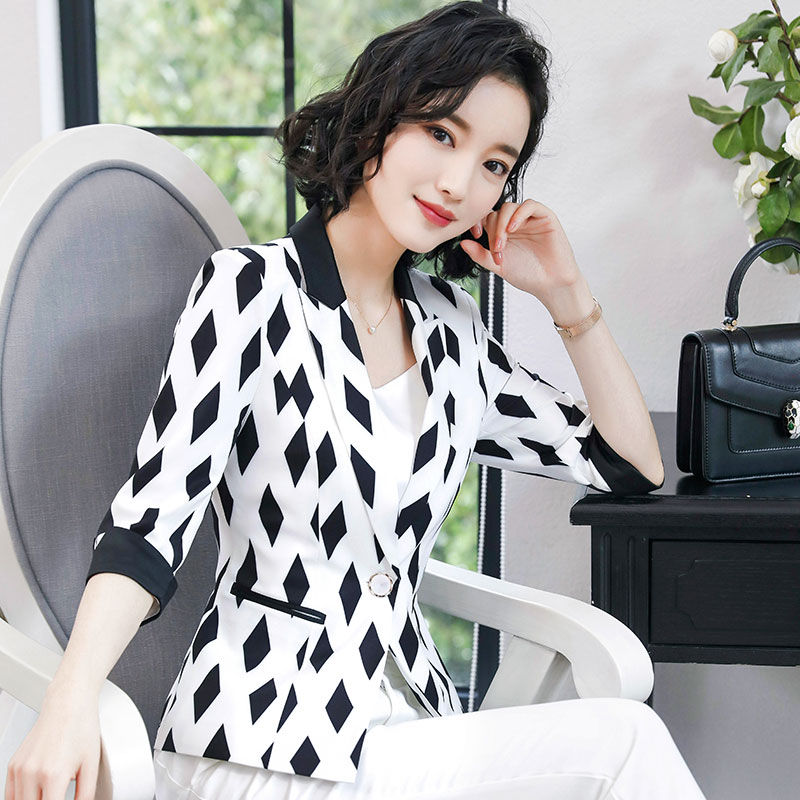 入秋不知穿什么?试试”小西装+九分裤“，提气质忒迷人