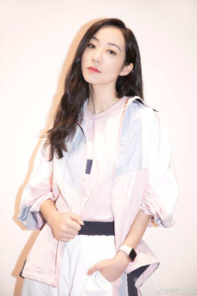 鞠婧祎真厉害! 穿的牛仔短裤好多绳子捆绑 网友: 勒得不疼吗?