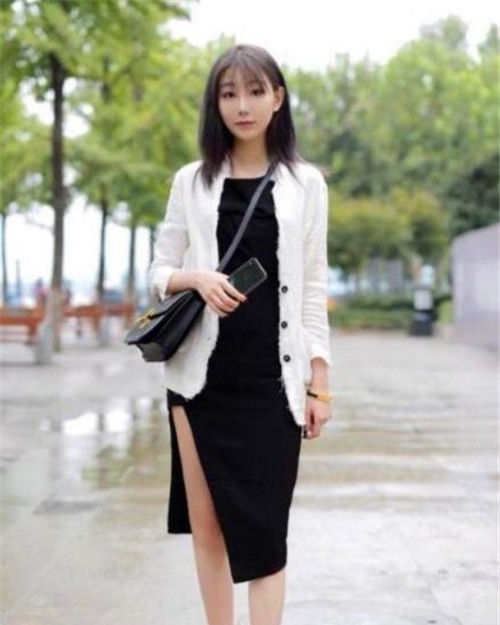 休闲裤:街拍:瑰姿艳逸的小美女,身穿吊带背心配休闲裤,长相清秀又美丽