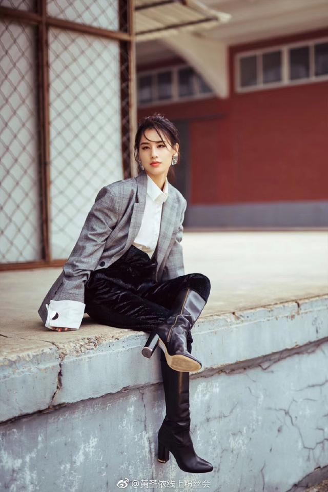 黄圣依身穿紧身连衣裙现身，惊现微凸小腹，网友：这是吃胖了？