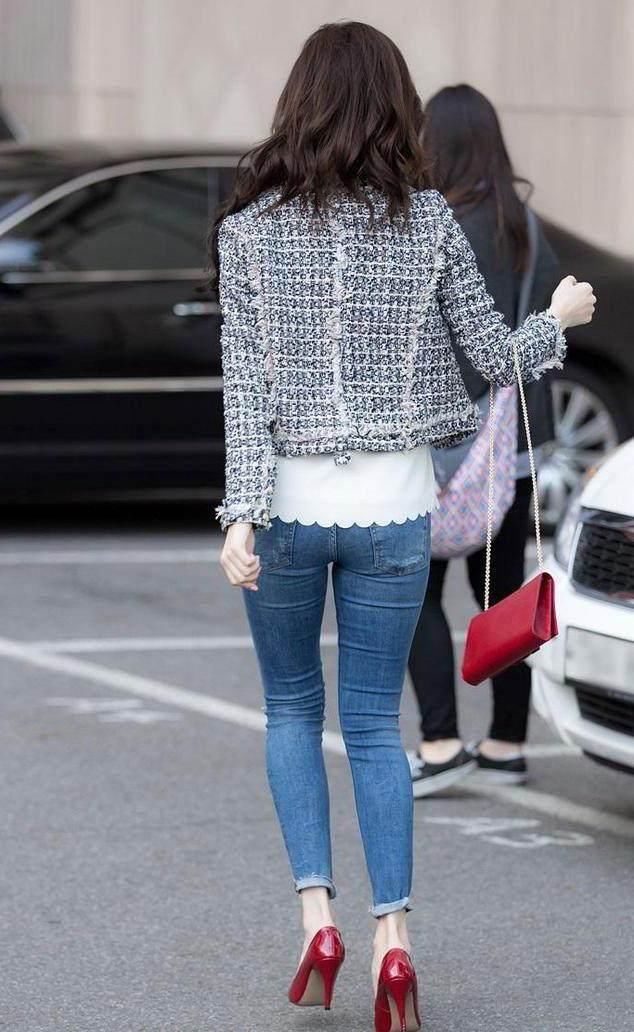 女人要舍得打扮，给人眼前一亮的美感，紧身裤的添加更洋气