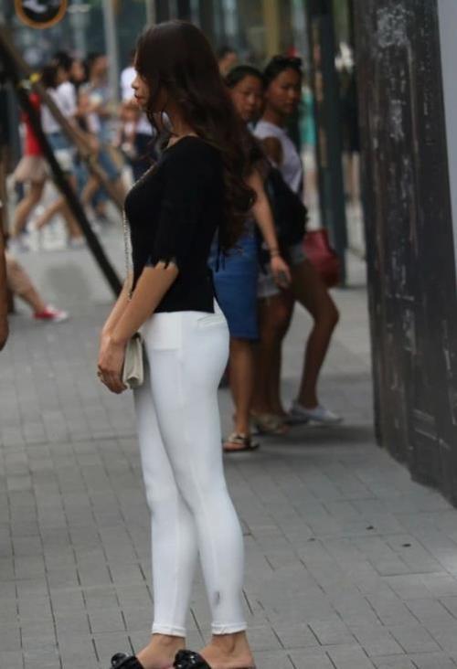 高颜值熟女黑白搭配时尚出街，塑身服装大秀事业线，前凸后翘的身