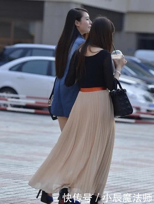  『显得』路人街拍，靓女搭配上一条黑色的紧身裤，显得清凉感十足