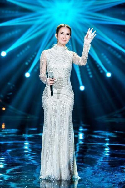 42岁李玟现身维秘秀, 衣服太紧包不住, 网友: 这身材可以上T台