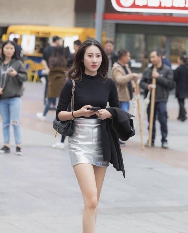  『格子』街拍：穿搭一身粉色格子的美女抢镜，给人一种干净的美