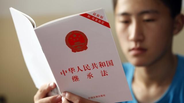  「承包」农户成员死亡的，通过家庭承包取得的土地承包经营权能