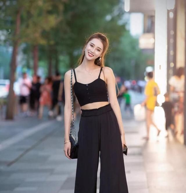  『明媚』街拍明媚妖娆的美女,一件花色连衣裙外搭白色开衫,女人味十足